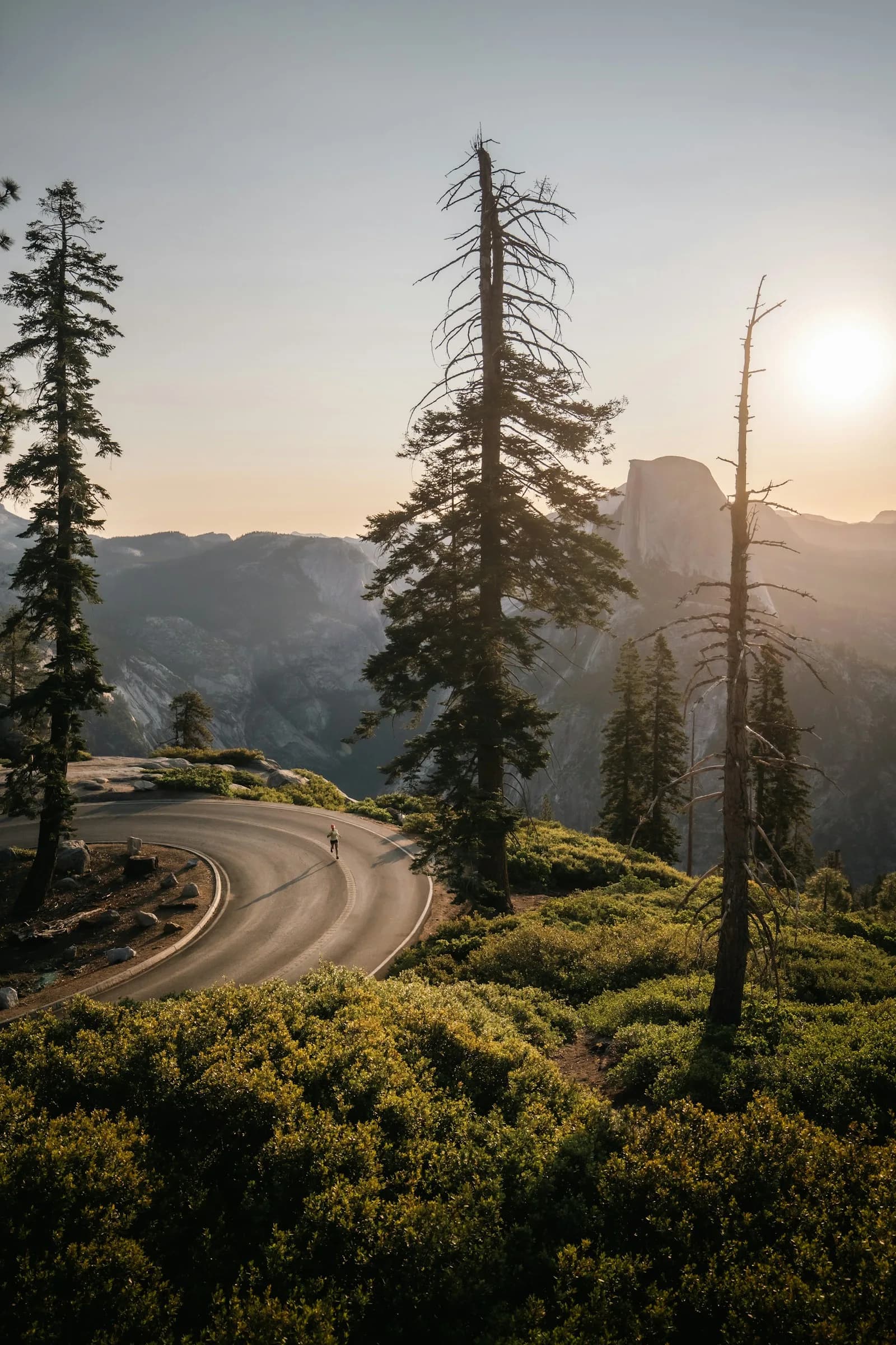 Carretera entre montañas al atardecer